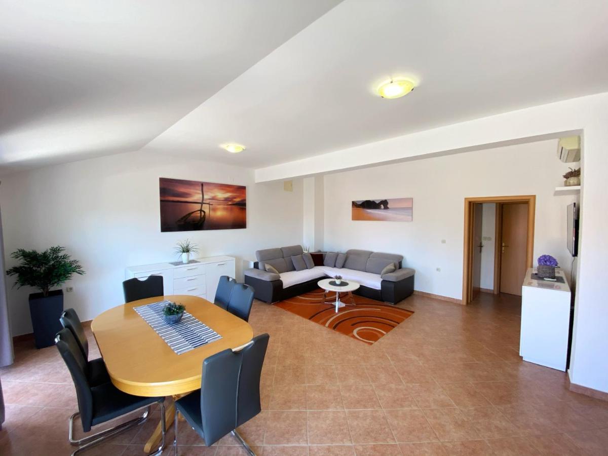 Apartments Saric Biograd Na Moru Exterior foto